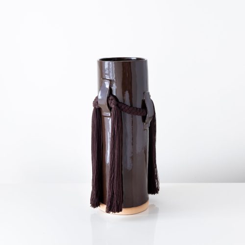 Karen Tinney Tassel Vase Brown 800 2 8d024f24 cbf5 4e5d b4a2 ffc4b5b959bc